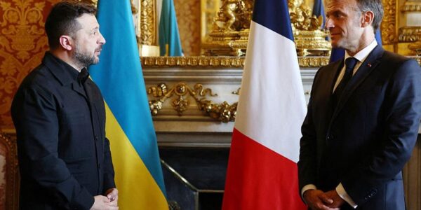 Зеленський зустрівся з Макроном і вручив орден
