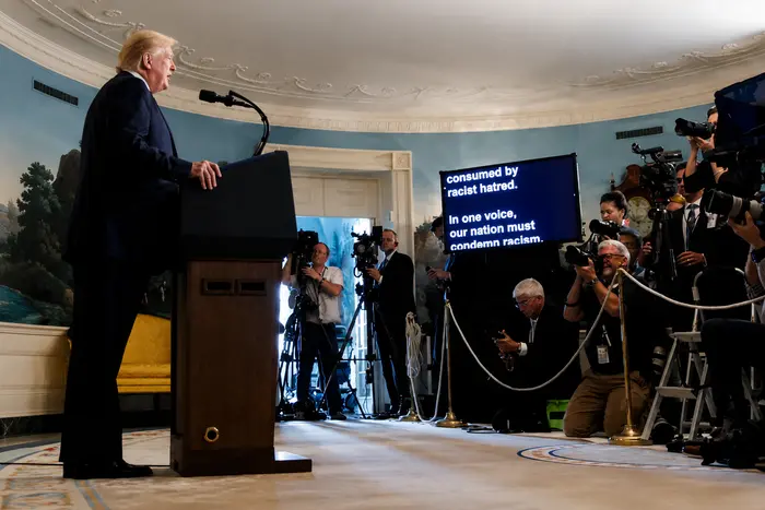 Оператор суфлера Трампа заробив статок на ставках щодо його промов
