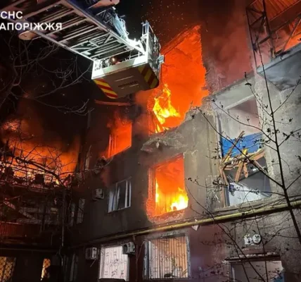 Удар по Запоріжжю: рятувальники показали наслідки атаки (фото)