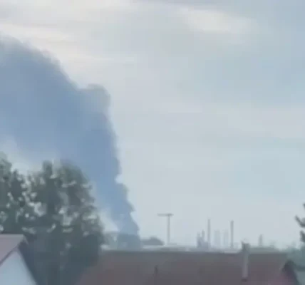 Зеленський підтвердив ураження НПЗ у Пермі за 1,6 тис. км від кордону України