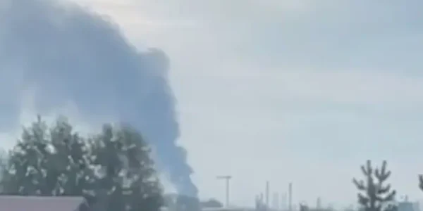 Зеленський підтвердив ураження НПЗ у Пермі за 1,6 тис. км від кордону України