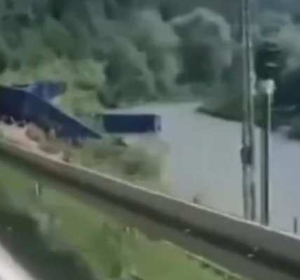 У Польщі поїзд зійшов з рейок: вагони впали в річку