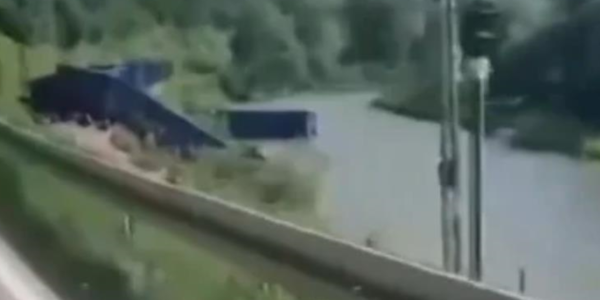 У Польщі поїзд зійшов з рейок: вагони впали в річку