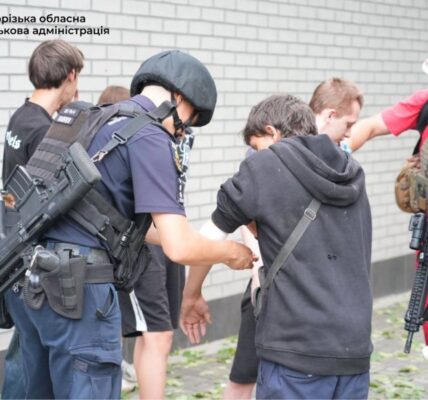 РФ вдарила по багатоповерхівці в Запоріжжі: під завалами люди