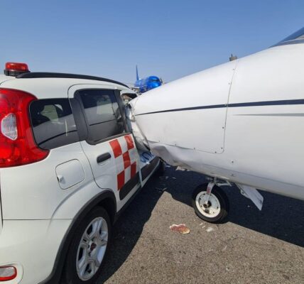 У Мілані авто врізалося у приватний літак