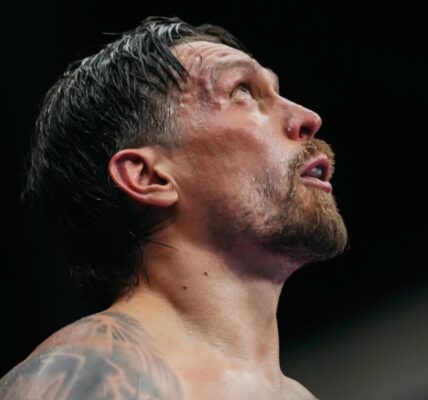 Усик показав відео із залу після короткої паузи