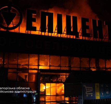 Пожежа у торговому центрі: РФ атакувала Запоріжжя