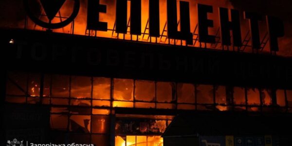 Пожежа у торговому центрі: РФ атакувала Запоріжжя