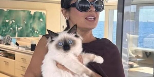 Сальма Хаєк розчулила шанувальників відео з онуком