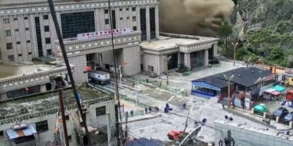 Руйнівна повінь на кордоні Непалу й Тибету: десятки жертв, сотні зниклих