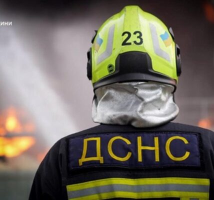 РФ атакує Київ: палає авто, пошкоджено стадіон