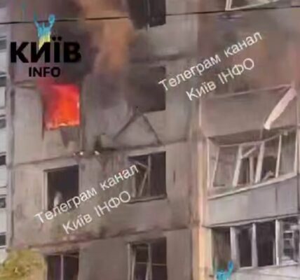 Приліт у 9-поверхівку в Києві: палає шість поверхів