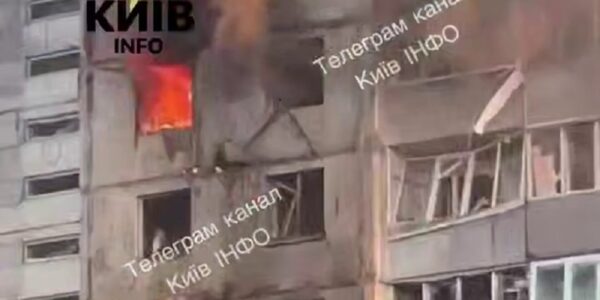 Приліт у 9-поверхівку в Києві: палає шість поверхів