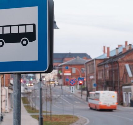 Латвійські перевізники оголосили страйк: що буде з рейсами