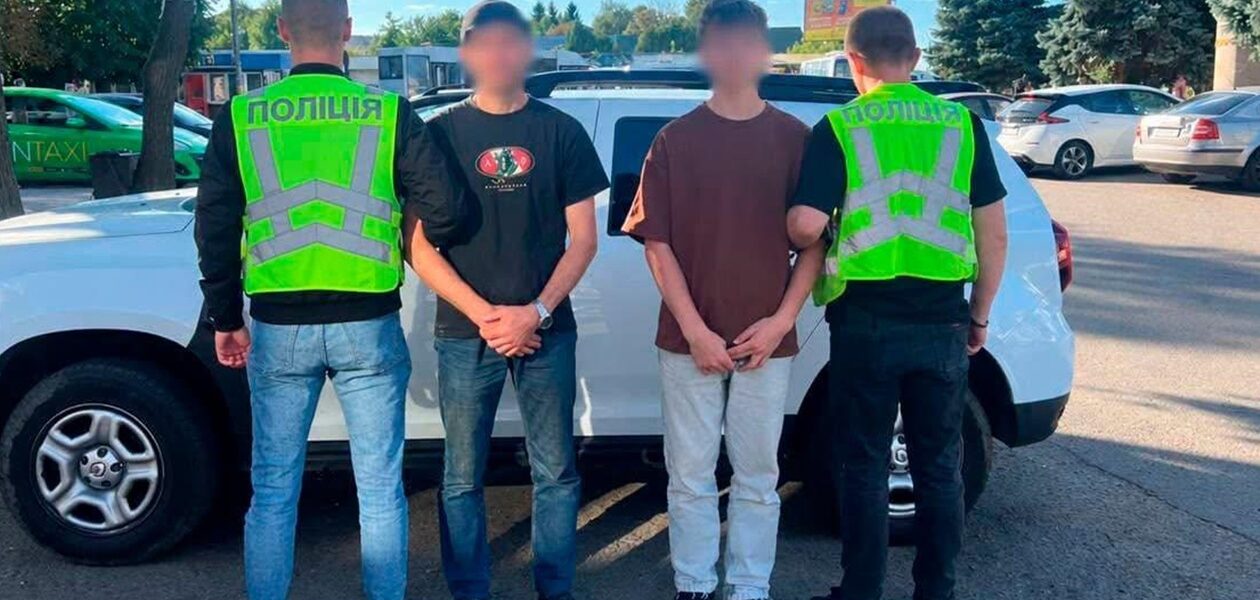 У Києві чоловік з сином через ревнощі спалив авто нового обранця колишньої