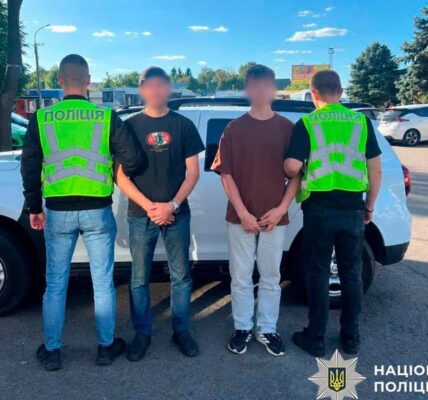 У Києві чоловік з сином через ревнощі спалив авто нового обранця колишньої