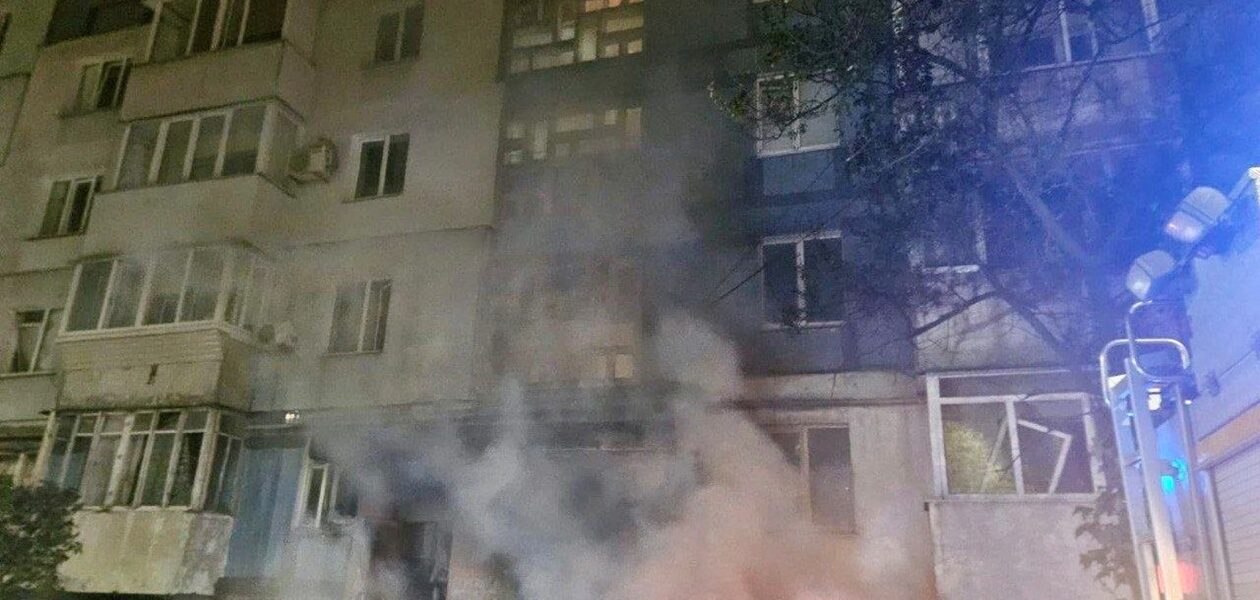 Росіяни влучили у двір багатоповерхівки у Дніпрі