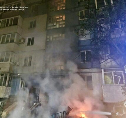 Росіяни влучили у двір багатоповерхівки у Дніпрі
