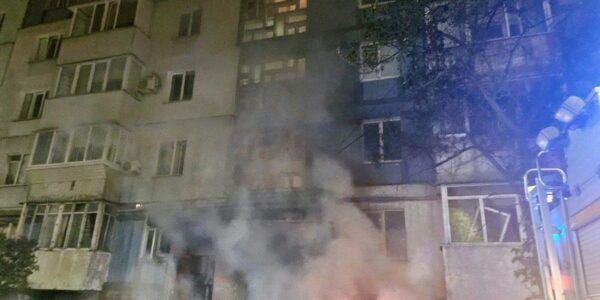 Росіяни влучили у двір багатоповерхівки у Дніпрі