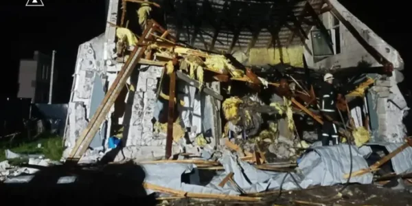 На Київщині надзвичайники врятували двох людей після російської атаки (фото)