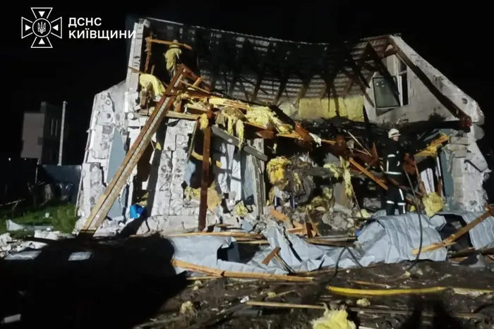На Київщині надзвичайники врятували двох людей після російської атаки (фото)