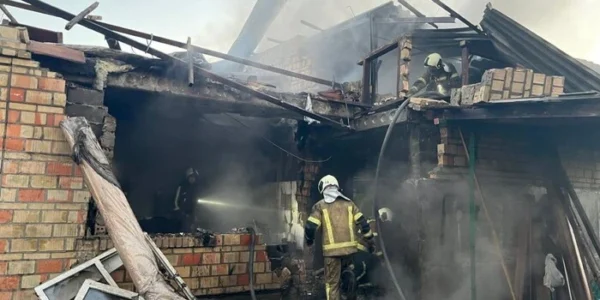 Рятувальники показали наслідки ранкової атаки на Київ (фото)